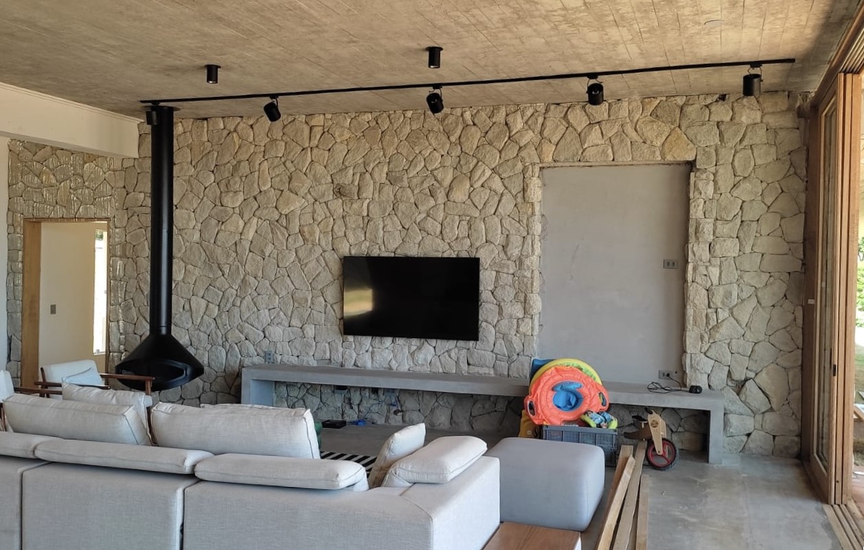 Parede com a Pedra Moledo e TV