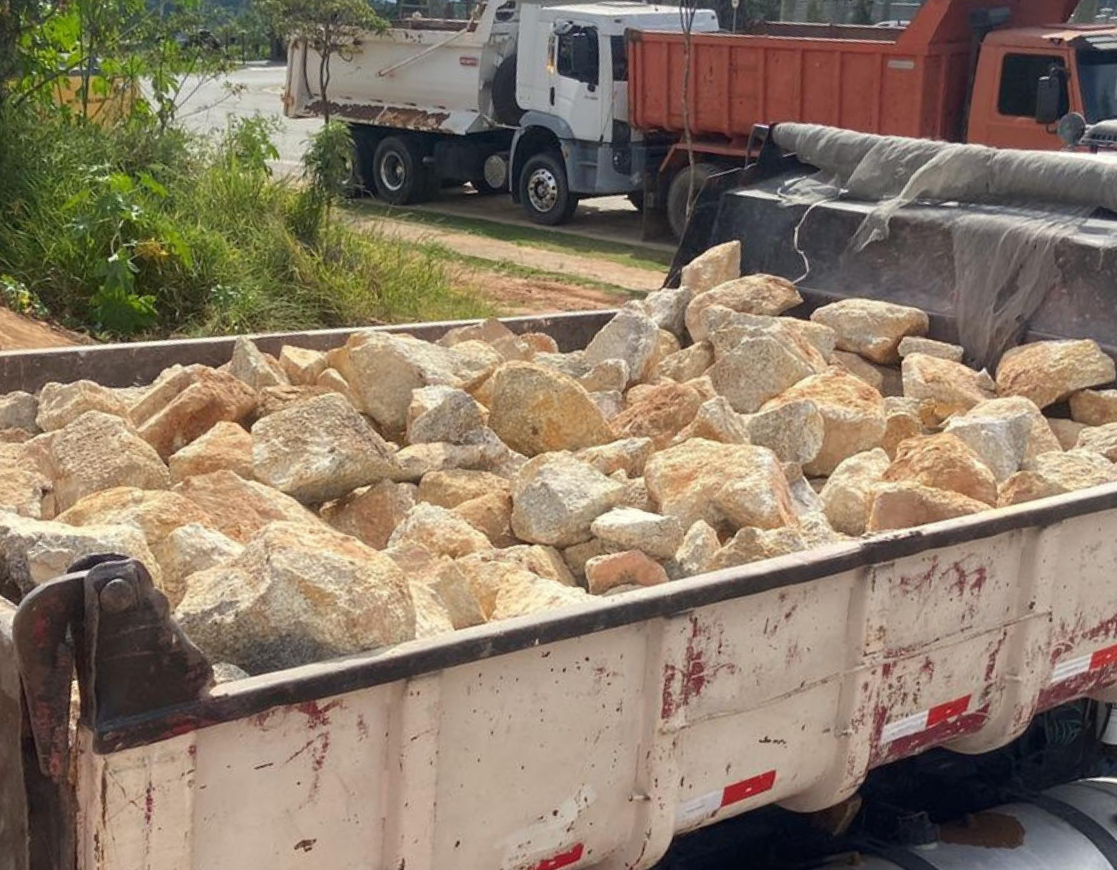 Caminhão com pedra